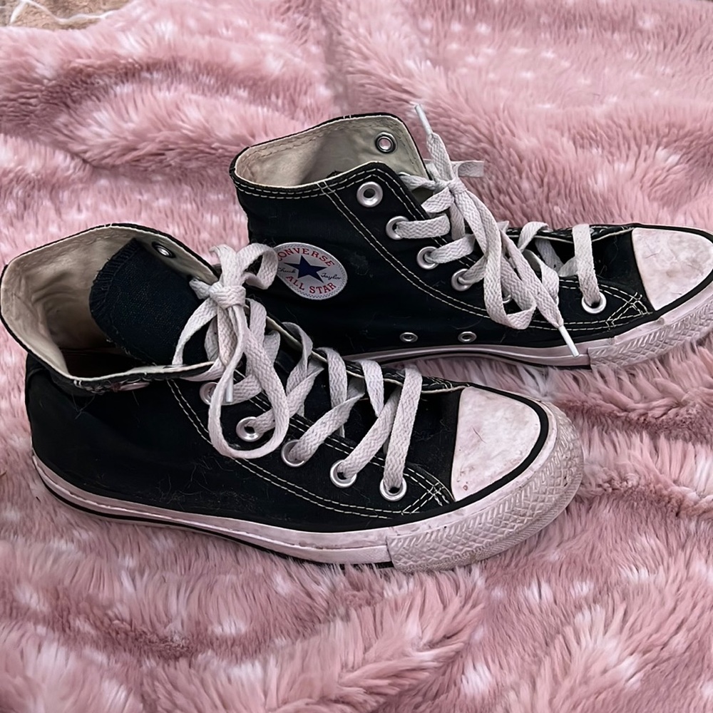 Size 6 black converse. Good condition only thing is, is that they are dirty.